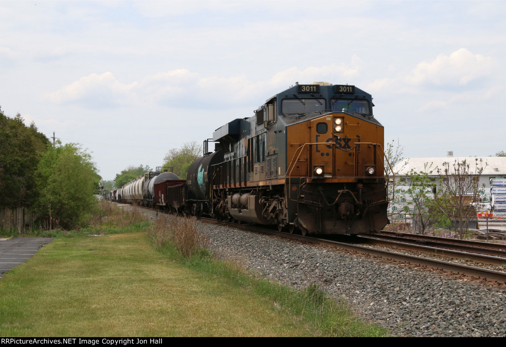 CSX 3011 leads Q326 east through Grandville